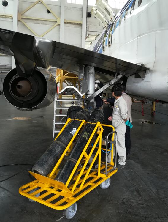 充氮装置正在为飞机充氮 充氮装置正在为飞机充氮