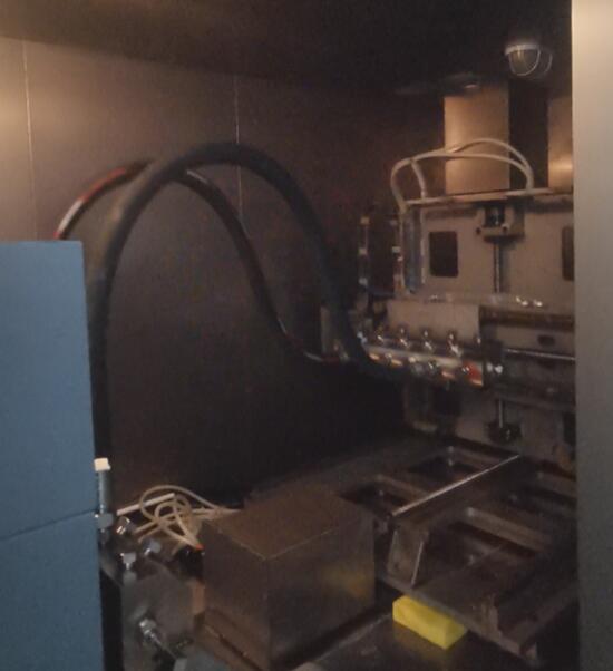 正在进行液压脉冲曲挠试验（半Ω试验）的液压软管总成